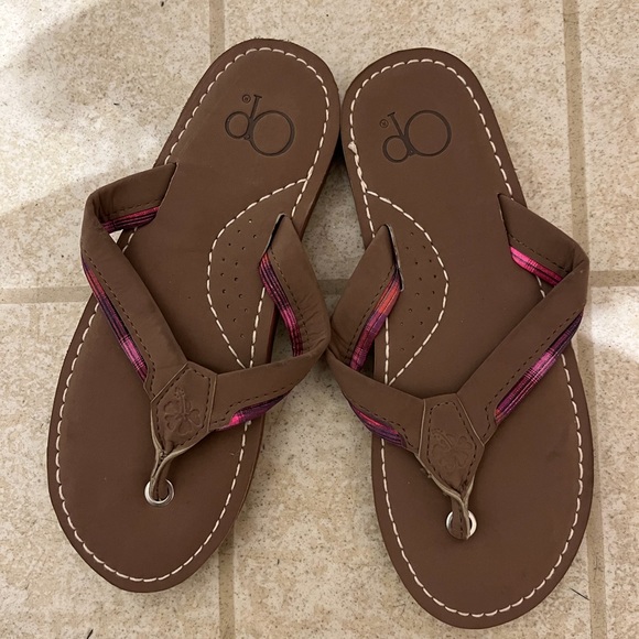 Bundled 2 Pair Ocean Pacific Flip Flops - Picture 4 of 5